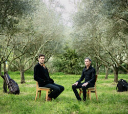 Avides de mélodies, Janick Martin et Robin Fincker les aspirent en profondeur, qu’elles soient d’aujourd’hui ou d’un autre âge, ils en déjouent les phrasés conventionnels. Jouant de fractures et de mélismes, de grooves et d’improvisations, le duo aux timbres sonnants échange avec passion, intensité et frénésie. Un face à face intime et interpellant."Les deux hommes s'assirent vison-visu. Pierrot eut vaguement l'impression d'avoir déjà rencontré ce type-là quelque part" Raymond Queneau, Pierrot, 1942