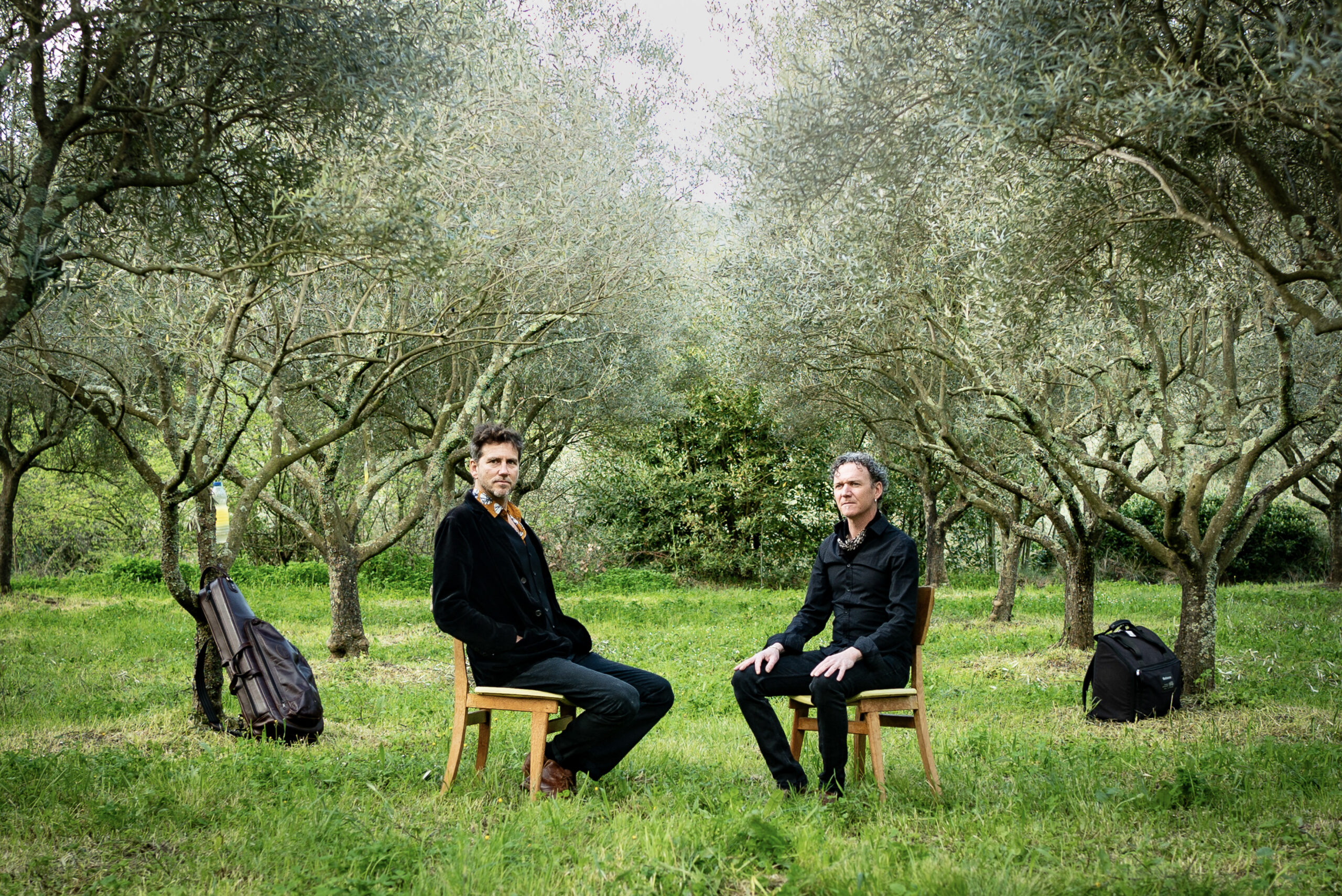 Avides de mélodies, Janick Martin et Robin Fincker les aspirent en profondeur, qu’elles soient d’aujourd’hui ou d’un autre âge, ils en déjouent les phrasés conventionnels. Jouant de fractures et de mélismes, de grooves et d’improvisations, le duo aux timbres sonnants échange avec passion, intensité et frénésie. Un face à face intime et interpellant."Les deux hommes s'assirent vison-visu. Pierrot eut vaguement l'impression d'avoir déjà rencontré ce type-là quelque part" Raymond Queneau, Pierrot, 1942